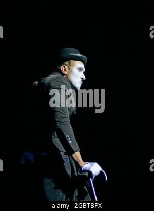 Man MIME, gekleidet wie ein trauriger Clown, der auf einem schwarzen Hintergrund auftrat. Oktober 2019. Kiew, Ukraine Stockfoto