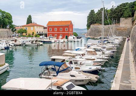 Freizeit- und Angelboote am Yachthafen in Zadar, Dalmatien, Kroatien. Stockfoto