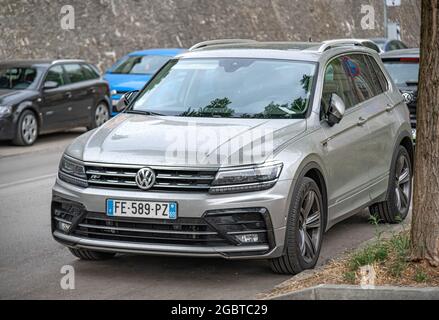 Volkswagen Tiguan auf der Straße Parkplatz in Zadar, Dalmatien, Kroatien. Stockfoto