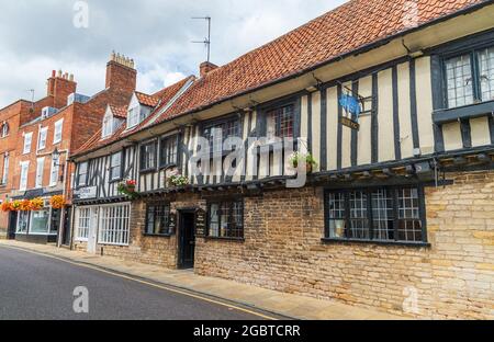 Vine Street, Grantham, Lincolnshire, Großbritannien, mit dem öffentlichen Haus Blue Pig an der Ecke Stockfoto