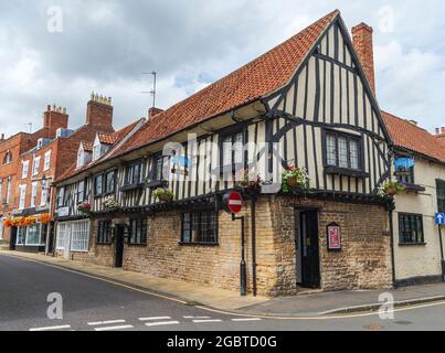 Vine Street, Grantham, Lincolnshire, Großbritannien, mit dem öffentlichen Haus Blue Pig an der Ecke Stockfoto