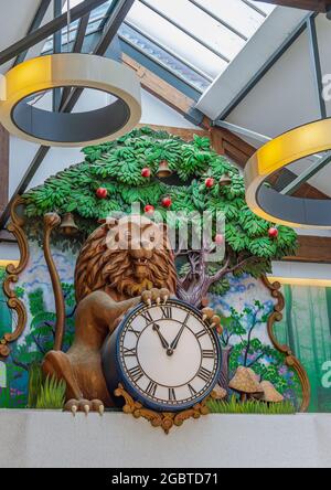 Grantham, Lincolnshire, UK Uhr im Isaac Newton Shopping Center - Löwe und Apfelbaum Stockfoto