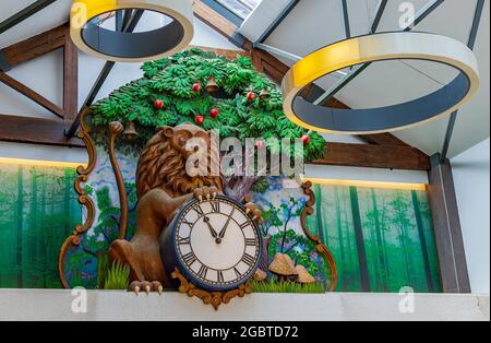 Grantham, Lincolnshire, UK Uhr im Isaac Newton Shopping Center - Löwe und Apfelbaum Stockfoto