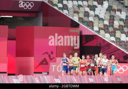 Tokio, Japan. August 2021. Die Athleten treten beim 1500-Meter-Halbfinale der Männer bei den Olympischen Spielen 2020 in Tokio, Japan, am 5. August 2021, an. Quelle: Li Yibo/Xinhua/Alamy Live News Stockfoto