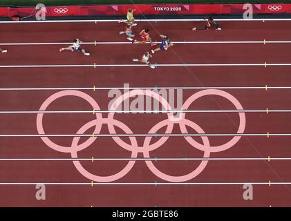Tokio, Japan. August 2021. Die Athleten treten beim 1500-Meter-Halbfinale der Männer bei den Olympischen Spielen 2020 in Tokio, Japan, am 5. August 2021, an. Quelle: Zhang Chuanqi/Xinhua/Alamy Live News Stockfoto