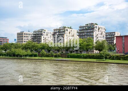 Moderne Wohngebäude am Flussufer an einem bewölkten Sommertag Stockfoto