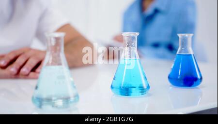 Eine Nahaufnahme von drei Laborkolben Stockfoto