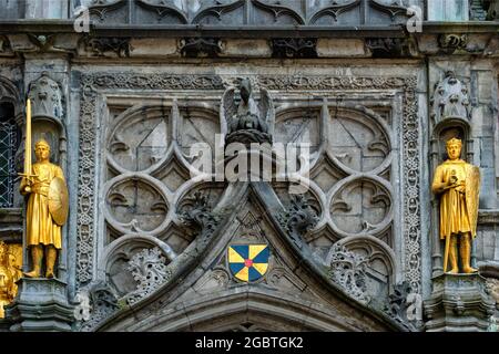 Goldene Statuen an der Fassade der Basilika des Heiligen Blutes in Brügge, Belgien Stockfoto