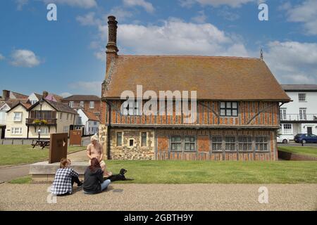 The Moot Hall, Aldeburgh, ein mittelalterliches Tudor-Gebäude aus dem 16. Jahrhundert, das heute das Aldeburgh Museum, Aldeburgh, Suffolk, Großbritannien, beherbergt Stockfoto