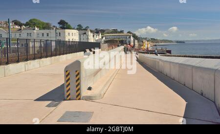 Der erste Abschnitt der neuen Ufermauer und des öffentlichen Gehwegs in Dawlish zwischen Boat Cove und der Unterführung der Colonnade. Stockfoto