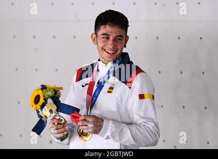 Tokio, Japan. August 2021. Klettern: Olympische Spiele, Kombination, Männer, Finale im Aomi Urban Sports Park. Alberto Gines Lopez aus Spanien jubelt bei der Preisverleihung mit seiner Goldmedaille. Quelle: Marijan Murat/dpa/Alamy Live News Stockfoto