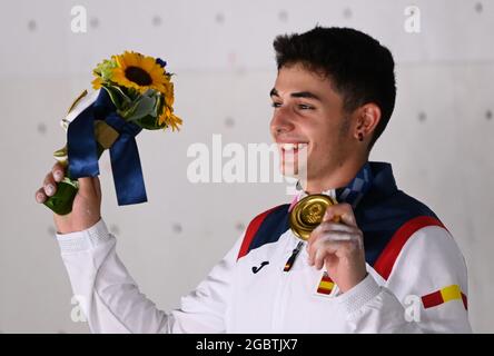 Tokio, Japan. August 2021. Klettern: Olympische Spiele, Kombination, Männer, Finale im Aomi Urban Sports Park. Alberto Gines Lopez aus Spanien jubelt bei der Preisverleihung mit seiner Goldmedaille. Quelle: Marijan Murat/dpa/Alamy Live News Stockfoto