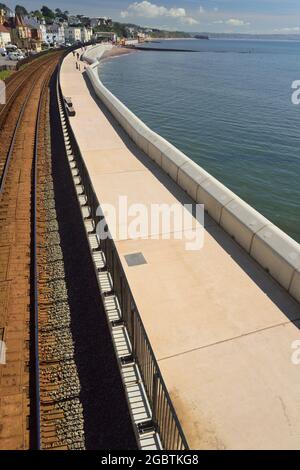 Der erste Abschnitt der neuen Ufermauer und des öffentlichen Gehwegs in Dawlish zwischen Boat Cove und der Unterführung der Colonnade. Stockfoto