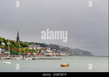 Cobh, County Cork, Irland. August 2021. Met Éireann hat eine gelbe Wetterwarnung für Starkregen und Gewitter herausgegeben, die zu örtlich begrenzten Überschwemmungen und gefährlichen Fahrbedingungen führen wird. Die Warnung ist bis zum 22.00. September heute Abend in Kraft. Die Stadt Cobh wurde heute den ganzen Tag über von Schauern heimgesucht. Quelle: AG News/Alamy Live News Stockfoto