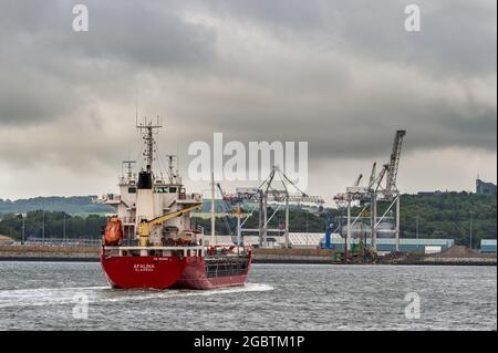 Cobh, County Cork, Irland. August 2021. Met Éireann hat eine gelbe Wetterwarnung für Starkregen und Gewitter herausgegeben, die zu örtlich begrenzten Überschwemmungen und gefährlichen Fahrbedingungen führen wird. Die Warnung ist bis zum 22.00. September heute Abend in Kraft. Das Stückgutschiff „afalina“ fährt den Fluss entlang, vorbei an den Kränen von Ringaskiddy. Quelle: AG News/Alamy Live News Stockfoto