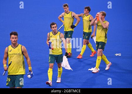 Tokio, Japan. 5. August 2021. Die australischen Spieler gehen besiegt, enttäuscht, enttäuscht, Enttäuschung, Enttäuschung Australien - Belgien AUS - Bel 1: 1 (2: 3 nach dem Schießerei), Hockey, Finale, Hockey Männer, Männer am 08/05/2021, Oi Hockey Stadium, Olympische Sommerspiele 2020, ab 23.07. - 08.08.2021 in Tokio/Japan. Kredit: dpa/Alamy Live Nachrichten Stockfoto