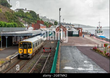 Cobh, County Cork, Irland. August 2021. Met Éireann hat eine gelbe Wetterwarnung für Starkregen und Gewitter herausgegeben, die zu örtlich begrenzten Überschwemmungen und gefährlichen Fahrbedingungen führen wird. Die Warnung ist bis zum 22.00. September heute Abend in Kraft. Cobh wurde heute unter einem düsteren grauen Himmel mit häufigen starken Schauern abgebildet. Quelle: AG News/Alamy Live News Stockfoto