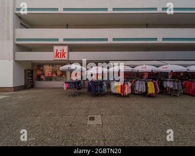 HANNOVER, DEUTSCHLAND - 22. Jul 2021: Ein Blick auf Sonderverkauf in KIK Shop Store Frontansicht in Deutschland, Hannover, Deutschland, ist KIK eine berühmte Marke für billige Clo Stockfoto