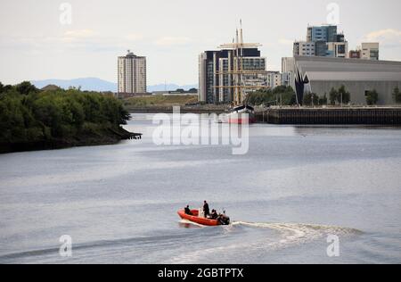 Boot der Scottish Fire and Rescue Service auf dem Fluss Clyde in der Nähe des Riverside Museums Stockfoto