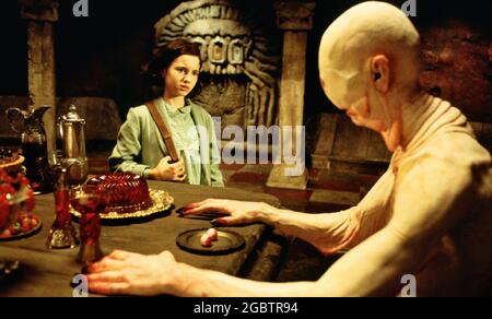 Ivana Baquero, Doug Jones as the Pale man, 'Pan's Labyrinth' (2006) Credit: Warner Bros. / The Hollywood Archive Stockfoto
