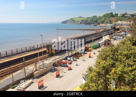 Dawlish Bahnhof im Mai 2021 während der Bauarbeiten zur Erhöhung der Ufermauer und zum Wiederaufbau der Seepromenade. (Siehe Hinweis). Stockfoto