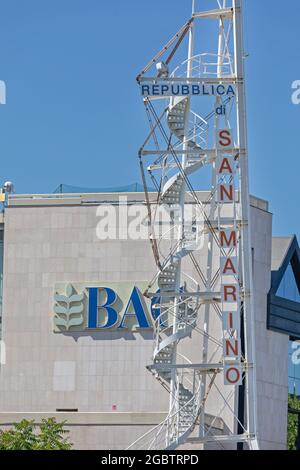 Dogana, San Marino - 16. Juni 2019: Schild am Eingangsturm in der Republik San Marino. Stockfoto