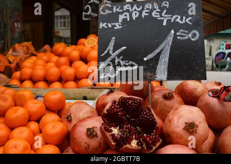 Obsthaufen auf einem Markt in Wien. Stockfoto