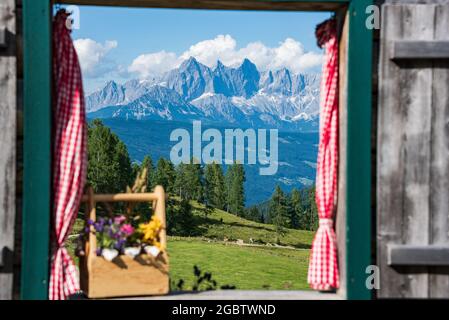 Blick vom Holzfenster des Hohen Dachsteins und des Dachsteinmassivs. Berge Gipfel bedeckt mit Wolken. Oberösterreich-Steiermark, Österreich Stockfoto