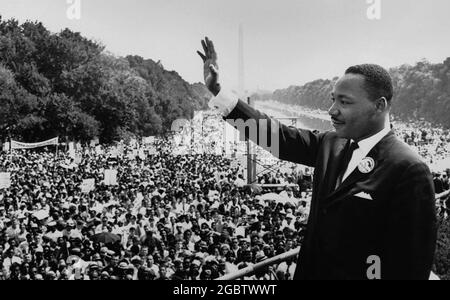 WASHINGTON DC, USA - 28. August 1963 - Martin Luther King Jnr spricht eine Menschenmenge von den Stufen des Lincoln Memorial an, wo er sein berühmtes Stockfoto