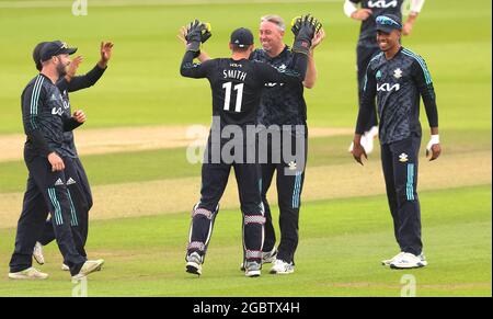 London, Großbritannien. August 2021. Surreys Rikki Clarke feiert, nachdem er das Dickicht von Somerset's James Hildreth erhalten hat, als Surrey Somerset im Royal London One-Day Cup beim Kia Oval anführt. Kredit: David Rowe/Alamy Live Nachrichten Stockfoto