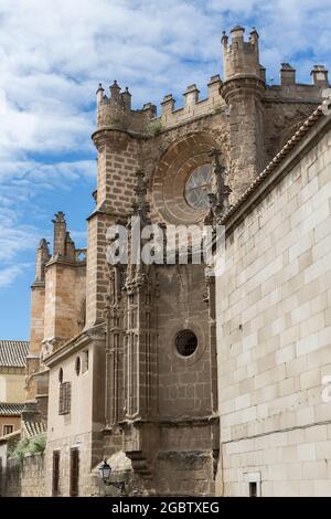 Toledo Spanien - 05 12 2021: Detailansicht der seitlichen Fassade Ornamente und Turm, gotisches Monument Gebäude Primatenkathedrale der Heiligen Maria von Toledo Stockfoto