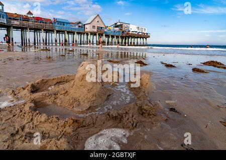 Historischer hölzerner Pier am Old Orchard Beach, Maine Stockfoto