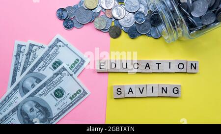 Selectivr konzentriert sich auf eine Kachel eines Textes Education Saving. Heutzutage müssen wir sparen, da die Kosten jedes Jahr höher sind. Einsparkonzept. Stockfoto