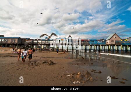 Historischer hölzerner Pier am Old Orchard Beach, Maine Stockfoto