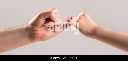 Zeige Freundschaft und Vergebung. Freundschaft von Generationen. Vater, Tochter Hand machen Versprechen Freundschaft Konzept. Kind Haken kleinen Finger zusammen Stockfoto