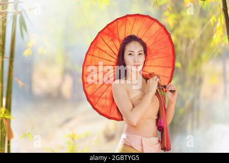 Thailändische Frau in traditionellen Costume.Asian schöne Frau trägt traditionelle thailändische Kultur, Vintage-Stil, Thailand Stockfoto