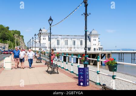 Strandstraße Penarth mit der Uferpromenade, Penarth Beach und Penarth Pier Penarth Vale of Glamorgan South Wales GB Großbritannien Europa Stockfoto