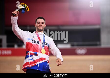 (210805) --IZU, 5. August 2021 (Xinhua) -- Matthew Walls aus Großbritannien feiert nach dem Rennen um die Omniumpunkte der Männer auf der Radstrecke bei den Olympischen Spielen 2020 in Tokio in Izu, Japan, den 5. August 2021. (Xinhua/Zhang Hongxiang) Quelle: Xinhua/Alamy Live News Stockfoto