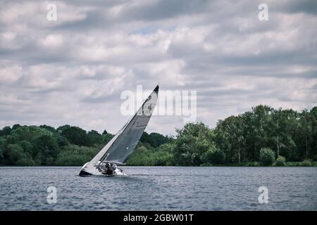 Lerchen im Barnt Green Sailing Club Stockfoto