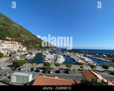 Blick auf Maratea Porto von einem Balkon, Maratea, Basilicata, Urlaub, Marina, Landschaftlich schöne Meereslandschaft an einem sonnigen Tag Stockfoto