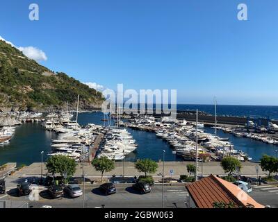 Blick auf Maratea Porto von einem Balkon, Maratea, Basilicata, Urlaub, Marina, Landschaftlich schöne Meereslandschaft an einem sonnigen Tag Stockfoto