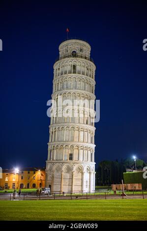 Schiefer Turm von Pisa auf der Piazza dei Miracoli in Pisa während der blauen Stunde Stockfoto
