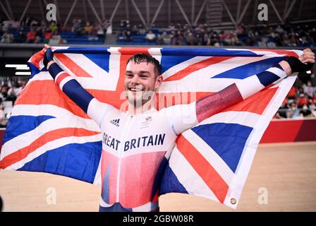 (210805) --IZU, 5. August 2021 (Xinhua) -- Matthew Walls aus Großbritannien feiert nach dem Rennen um die Omniumpunkte der Männer auf der Radstrecke bei den Olympischen Spielen 2020 in Tokio in Izu, Japan, den 5. August 2021. (Xinhua/Zhang Hongxiang) Quelle: Xinhua/Alamy Live News Stockfoto