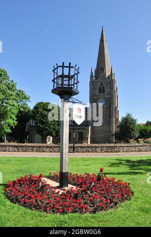 Der Friedenssakon auf der St. Mary's Green und der St. Mary's Church, Ely, Cambridgeshire, England Stockfoto