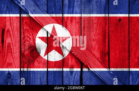 Nordkoreas Flagge ist auf einem hölzernen Hintergrund in Nahaufnahme dargestellt Stockfoto