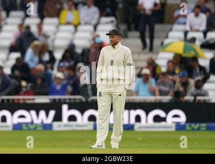 Englands Joe Root im Regen, bevor er nach einem Ball am zweiten Tag des Cinch First Test Matches in Trent Bridge, Nottingham, zurückkehrte. Bilddatum: Donnerstag, 5. August 2021. Stockfoto