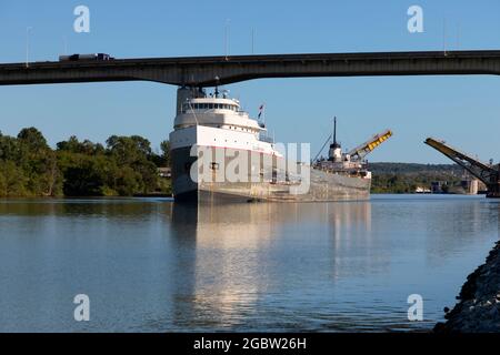 Frachtschiff unter Queen Elizabeth Way Garden City Skyway Welland Canal St. Catharines Ontario. St. Lawrence Seaway Stockfoto