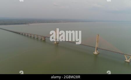 Luftaufnahme Tragkabel Brücke Suramadu über madura Meerenge zwischen den Inseln Java, Madura. surabaya Hohe Küste Brücke mit Autobahn. Java, Indonesien Stockfoto