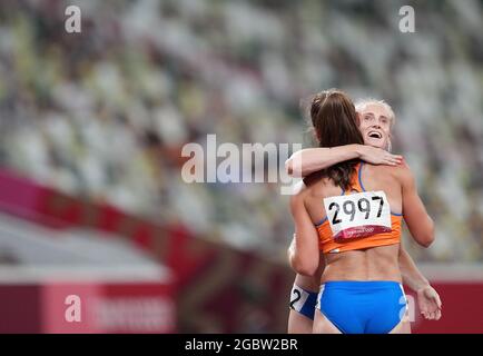 Tokio, Japan. August 2021. Emma Oosterwegel (L) und Anouk Vetter aus den Niederlanden feiern nach dem 800-m-Wettkampf der Frauen bei den Olympischen Spielen in Tokio 2020 am 5. August 2021 in Tokio, Japan. Quelle: Li Yibo/Xinhua/Alamy Live News Stockfoto