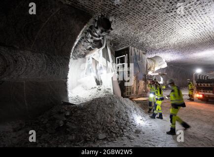 Heilbronn, Deutschland. August 2021. In einem Tunnel der Südwestdeutschen Salzwerke wird Steinsalz abgebaut. Quelle: Bernd Weißbrod/dpa/Alamy Live News Stockfoto
